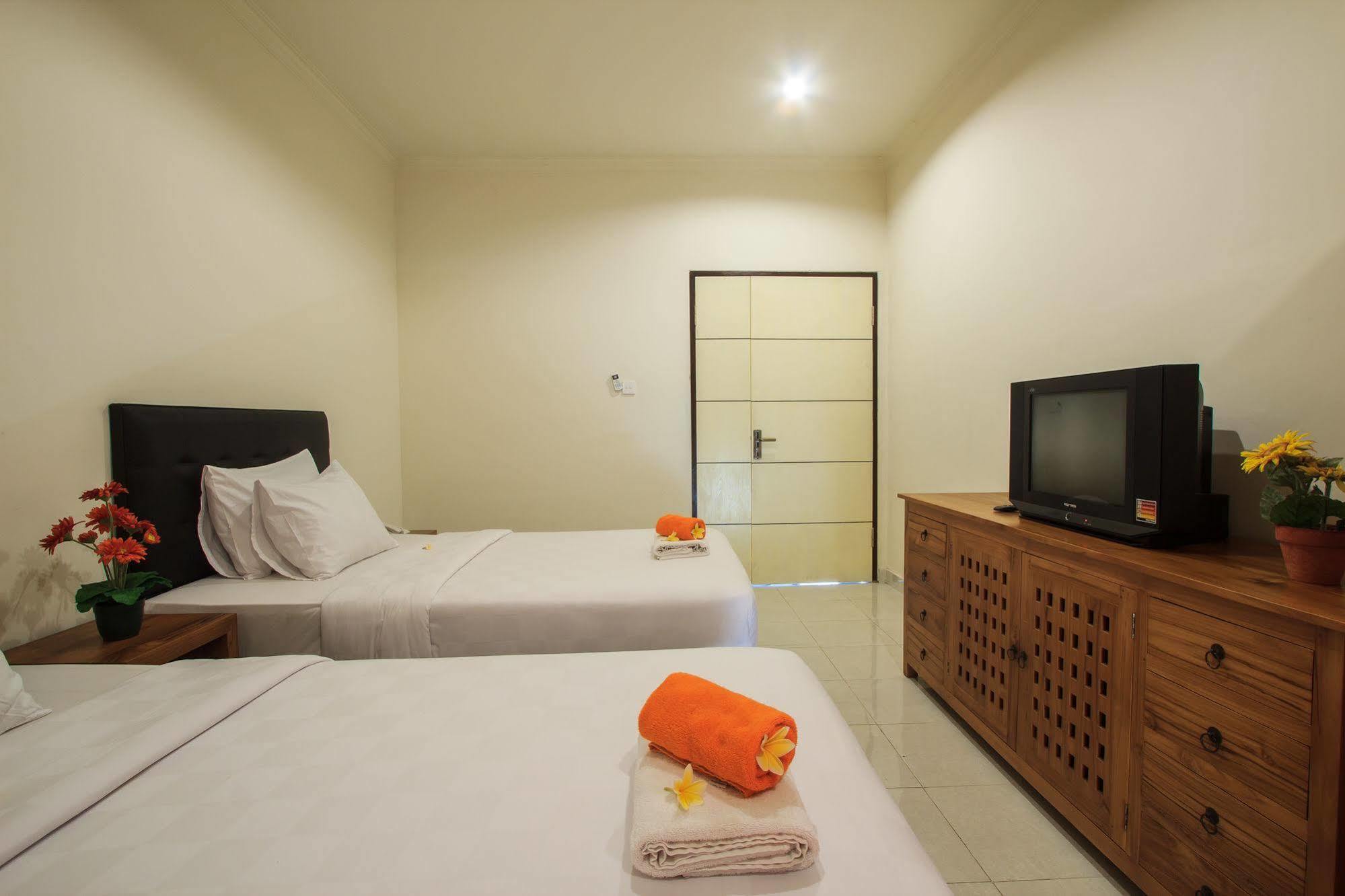 Ivanka Airport Inn Kuta Lombok Esterno foto
