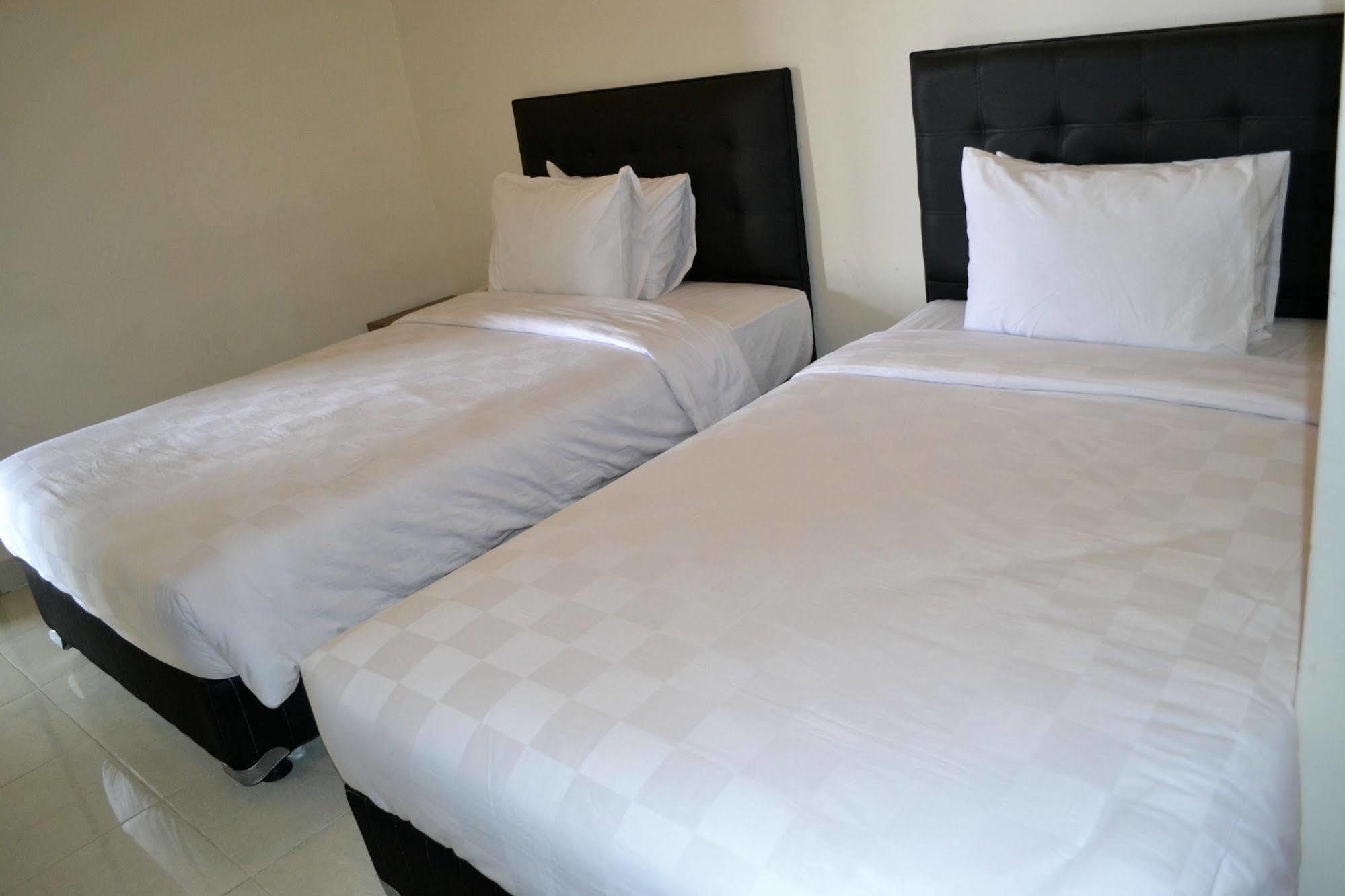 Ivanka Airport Inn Kuta Lombok Esterno foto