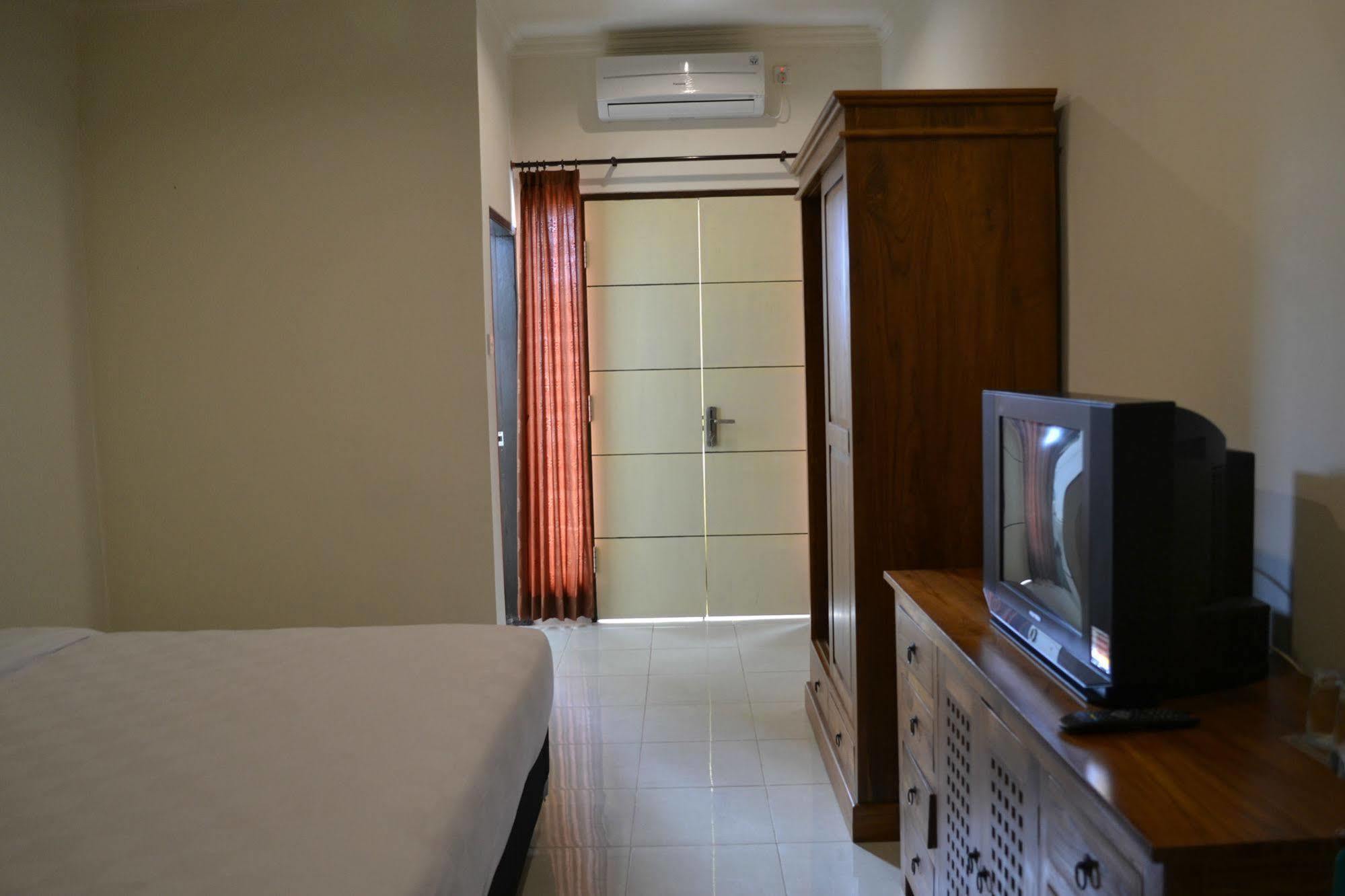 Ivanka Airport Inn Kuta Lombok Esterno foto